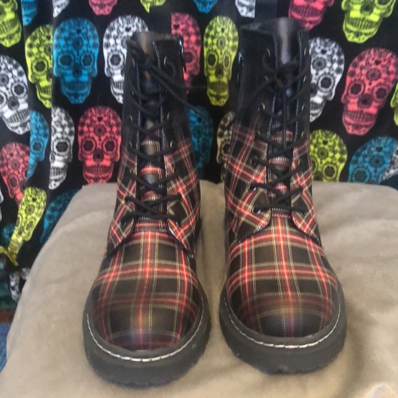 Wild pair plaid boots - Picture 2 of 7